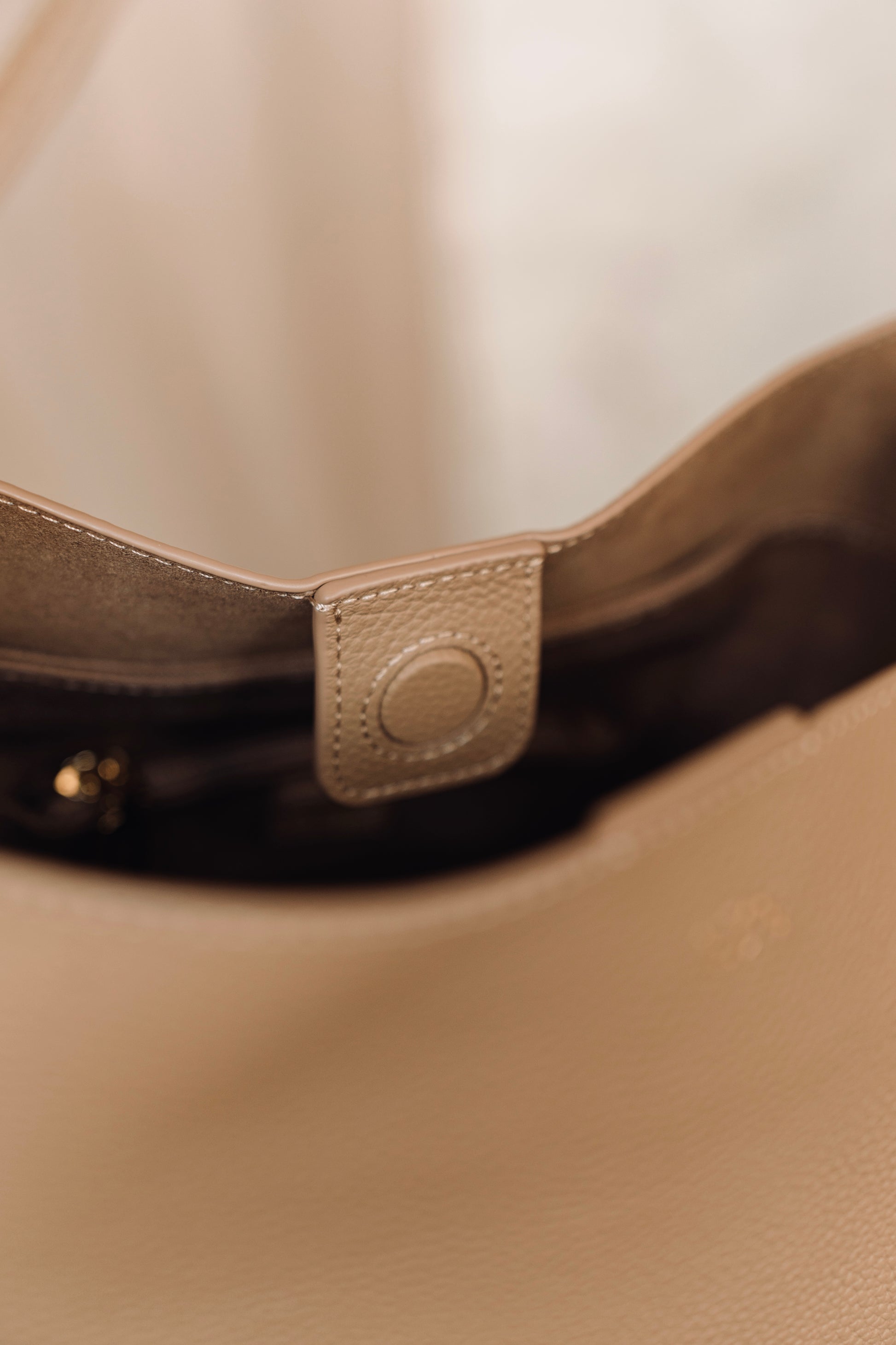 Noir Bucket in Mocha Ground