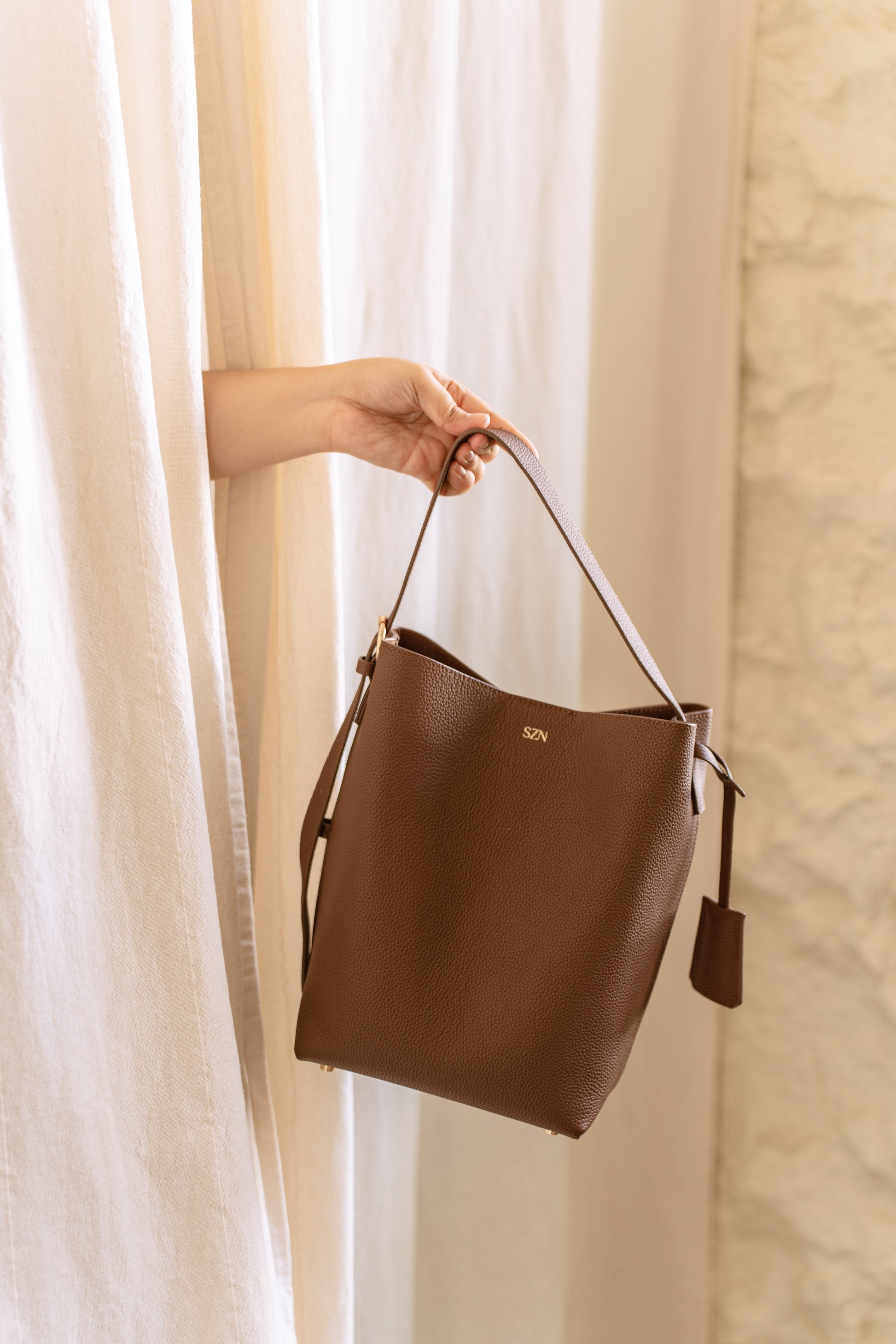 Noir Bucket in Mocha Ground