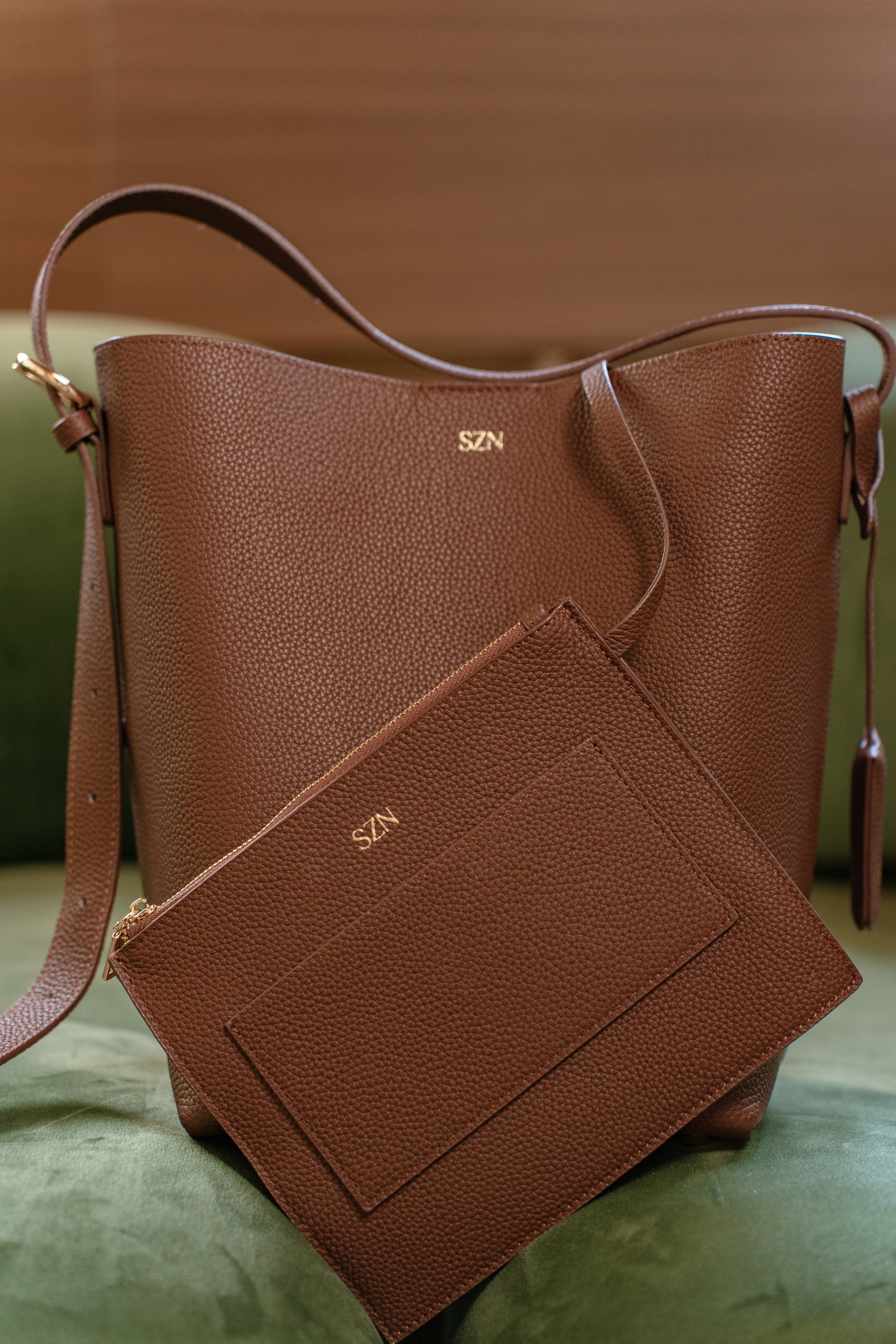 Noir Bucket in Mocha Ground