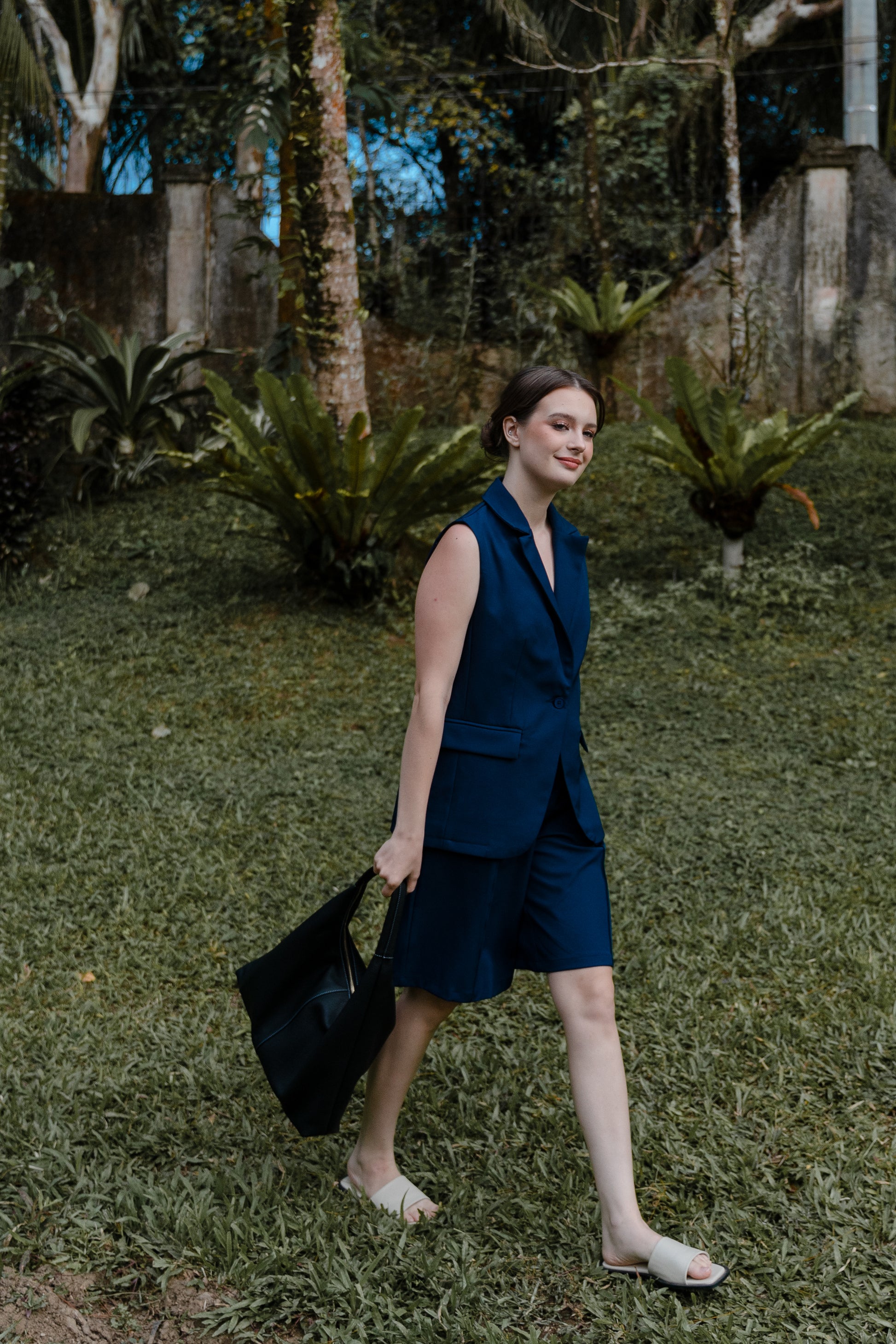 Zippered Daily Tote in Midnight Grain