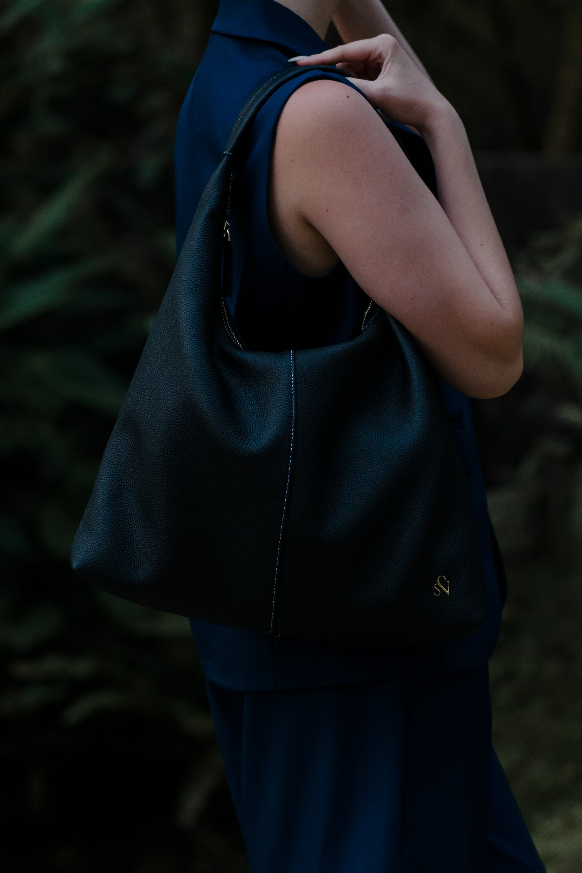 Zippered Daily Tote in Midnight Grain