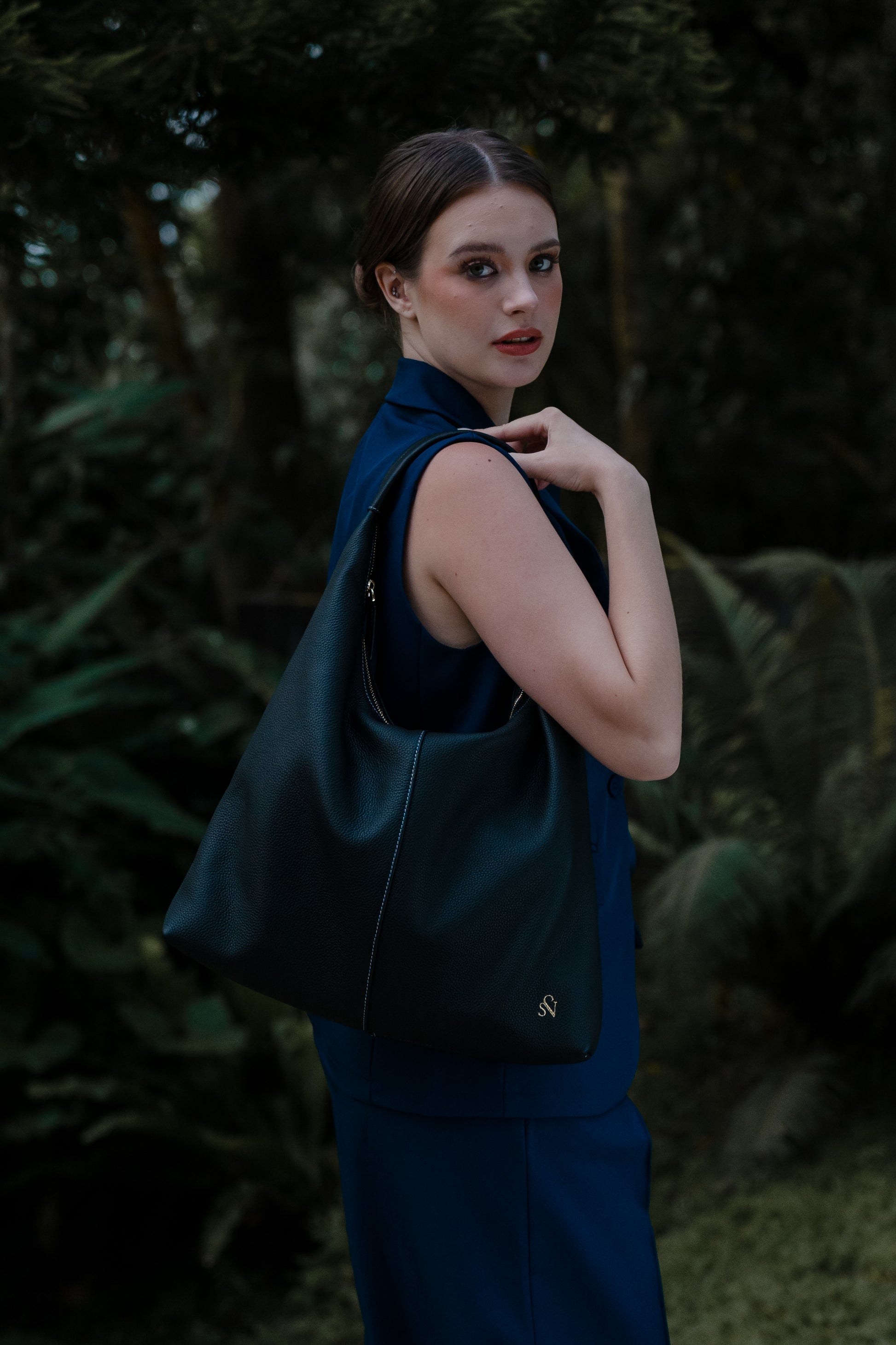 Zippered Daily Tote in Midnight Grain