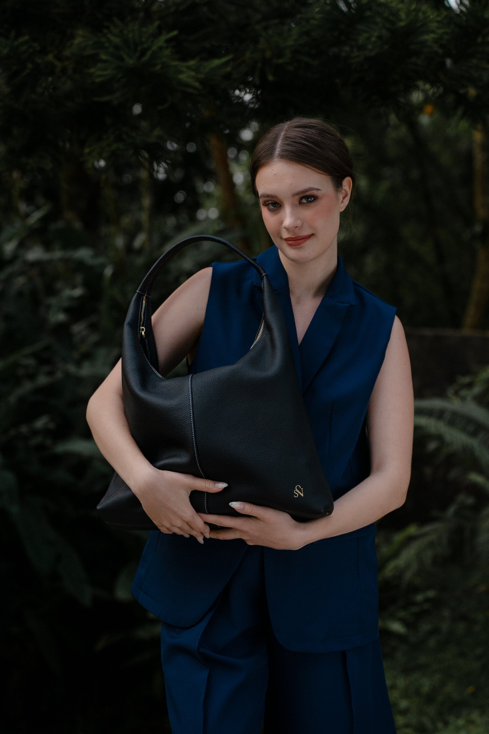 Zippered Daily Tote in Midnight Grain