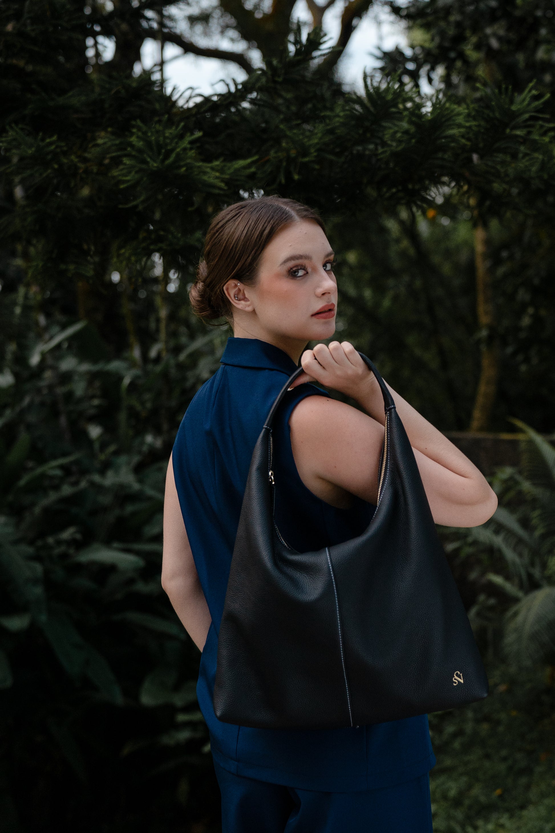 Zippered Daily Tote in Midnight Grain