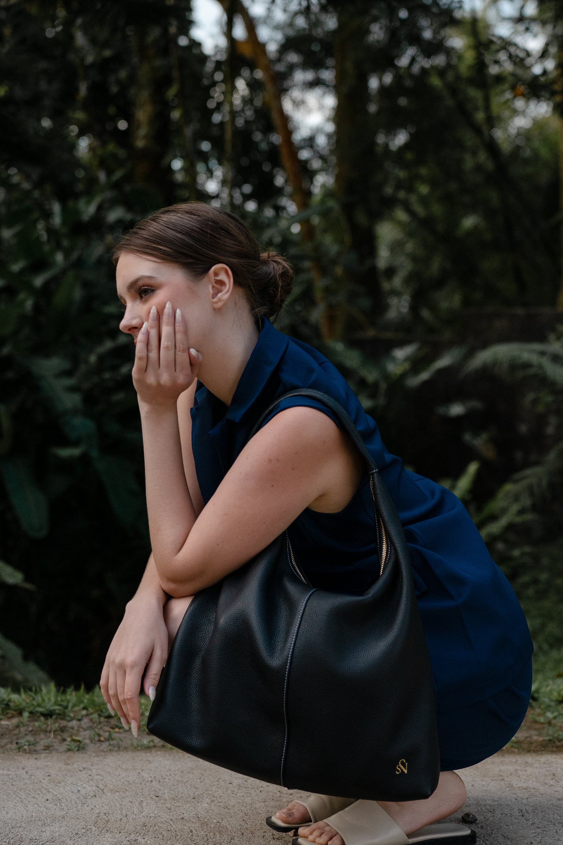Zippered Daily Tote in Midnight Grain